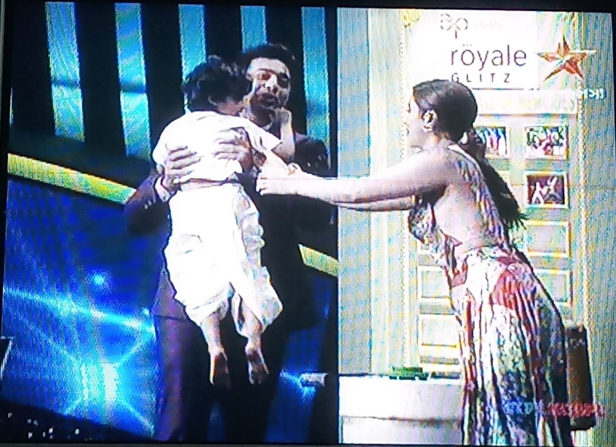 Amritap44171993's tweet photo. Aj sotti ki onnorokom chilo Sahid khudiram bosu ke tribute deyoar ei Performance ta....🙏🏼 

#DDJ3 👍👍 @idevadhikari @RukminiMaitra ki cute ei big hammer e kothakoli...😘 https://t.co/GBEOGALvmf