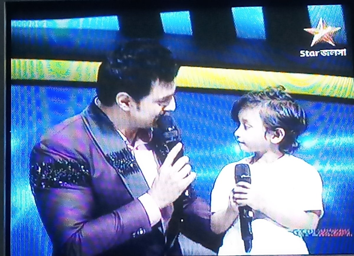 Amritap44171993's tweet photo. Aj sotti ki onnorokom chilo Sahid khudiram bosu ke tribute deyoar ei Performance ta....🙏🏼 

#DDJ3 👍👍 @idevadhikari @RukminiMaitra ki cute ei big hammer e kothakoli...😘 https://t.co/GBEOGALvmf