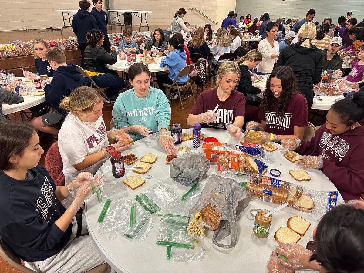 planovball's tweet image. Plano Volleyball 🐾 serving with a smile! 

They had a great time at Feed the City this morning.  Over 3,000 sandwiches are on their way to the warming center in Dallas. 🐾🏐

#tangotab
#feedthecity #GoCats #PlanoVolleyball