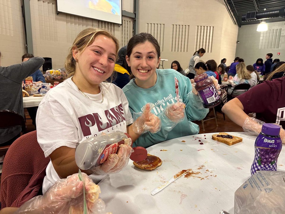 planovball's tweet image. Plano Volleyball 🐾 serving with a smile! 

They had a great time at Feed the City this morning.  Over 3,000 sandwiches are on their way to the warming center in Dallas. 🐾🏐

#tangotab
#feedthecity #GoCats #PlanoVolleyball