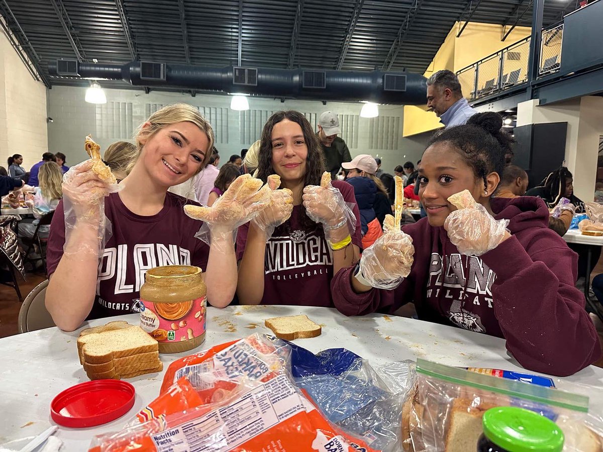 planovball's tweet image. Plano Volleyball 🐾 serving with a smile! 

They had a great time at Feed the City this morning.  Over 3,000 sandwiches are on their way to the warming center in Dallas. 🐾🏐

#tangotab
#feedthecity #GoCats #PlanoVolleyball