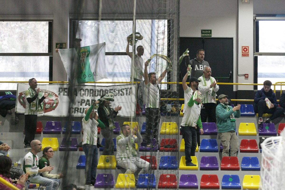 CordobaFutsal's tweet photo. 28'. Enormemente agradecidos a esos seguidores cordobesistas que nos están apoyando en el Fernando Argüelles. ¡¡Mil gracias!! @LosLocosCP @pcpcruzconde 
#UMACordobaPatrimonio 2-0 #LNFS https://t.co/opy3MdTUI8