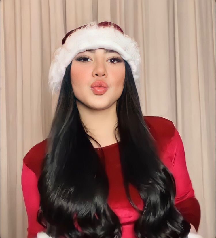 prioritymont's tweet photo. Quiero ver a Mont de este año vestida en mood navideño 🙈 ¿vas ? @monttpantoja https://t.co/FImvuNEu9B