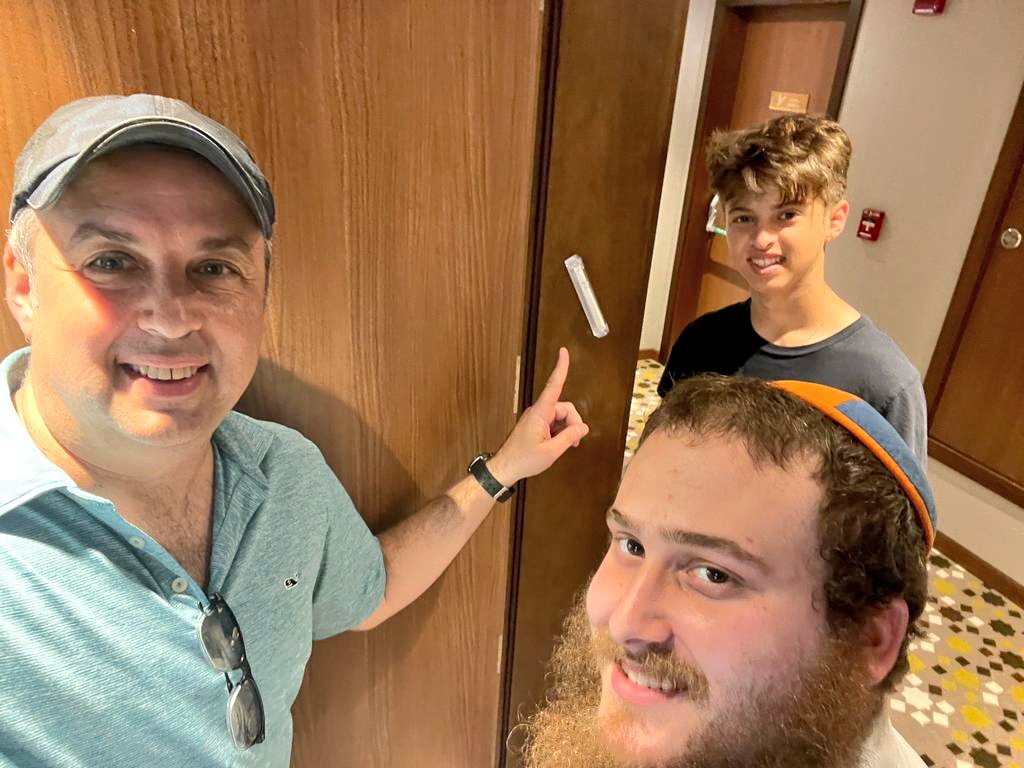 mchitrik's tweet photo. Mezuza in Doha!

Shavua Tov @EliChitrik in Qatar❤️ https://t.co/DEIEHX64Pw