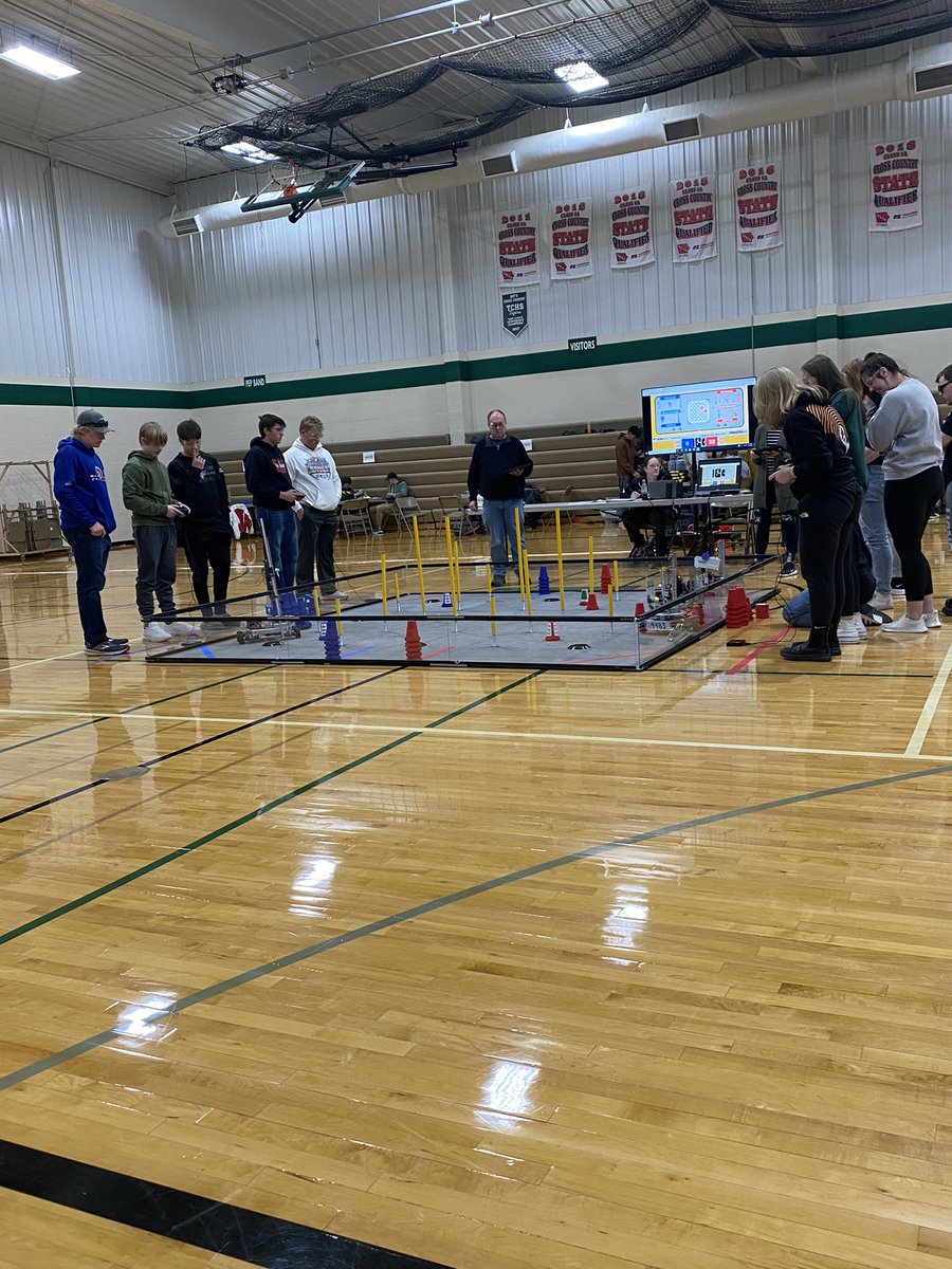 WestSiouxTAG's tweet photo. Teams #6662 and #9983 competing against each other. Go RoboFalcons! https://t.co/F2dXmKImp4