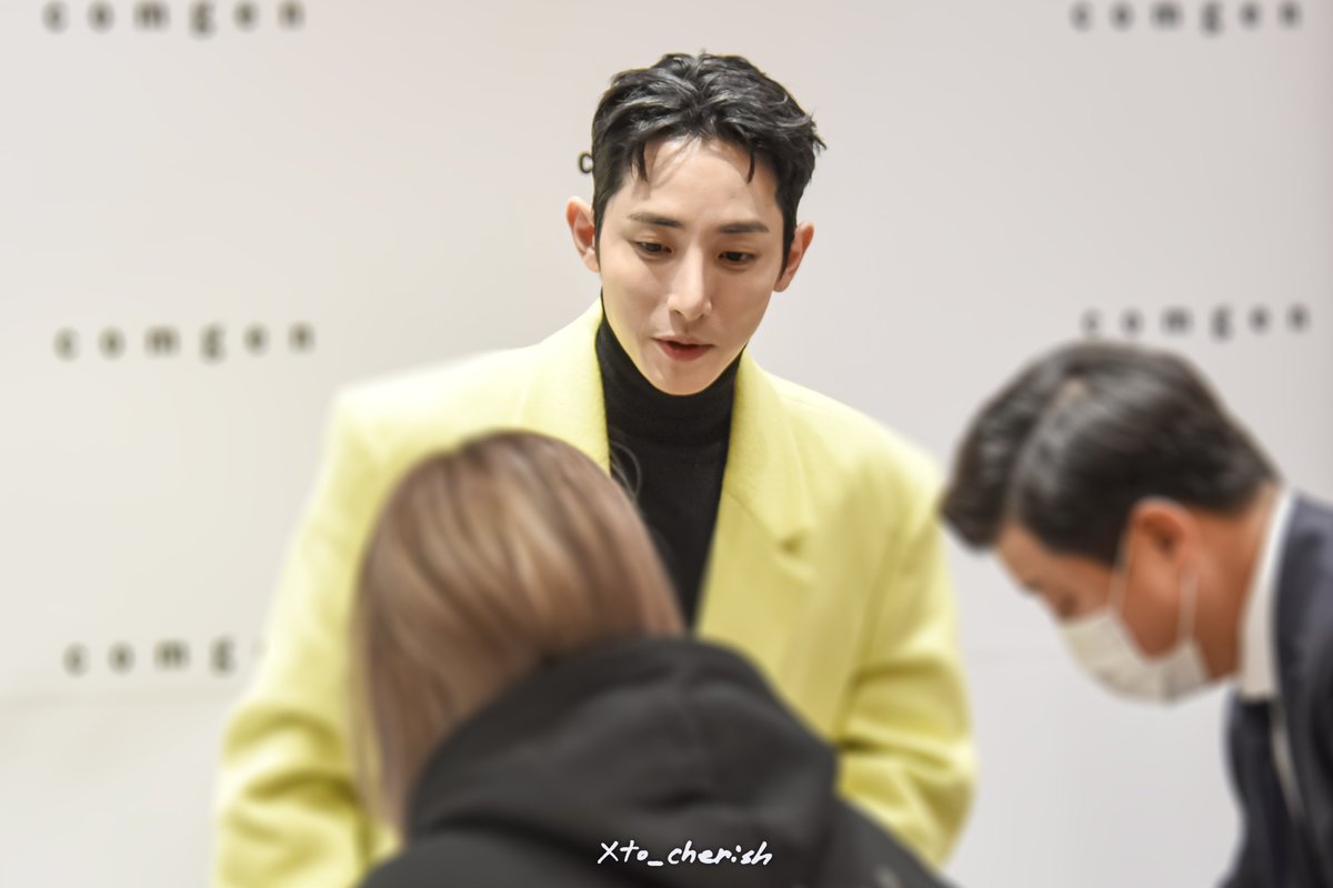xto_cherish's tweet photo. 20221203 컴젠 팬사인회 고화질📸

또 좋았던 점..
부끄러워 하는 게 눈에 다 보이는데 
진짜 빠짐없이. 팬들이 원하는 거 전부 다 해주는..❤️‍🔥
가까이서 시시각각으로 달라지는 표정이 옴총 귀여워따🐰

#이수혁 #leesoohyuk #イスヒョク https://t.co/WANH7BAPi2