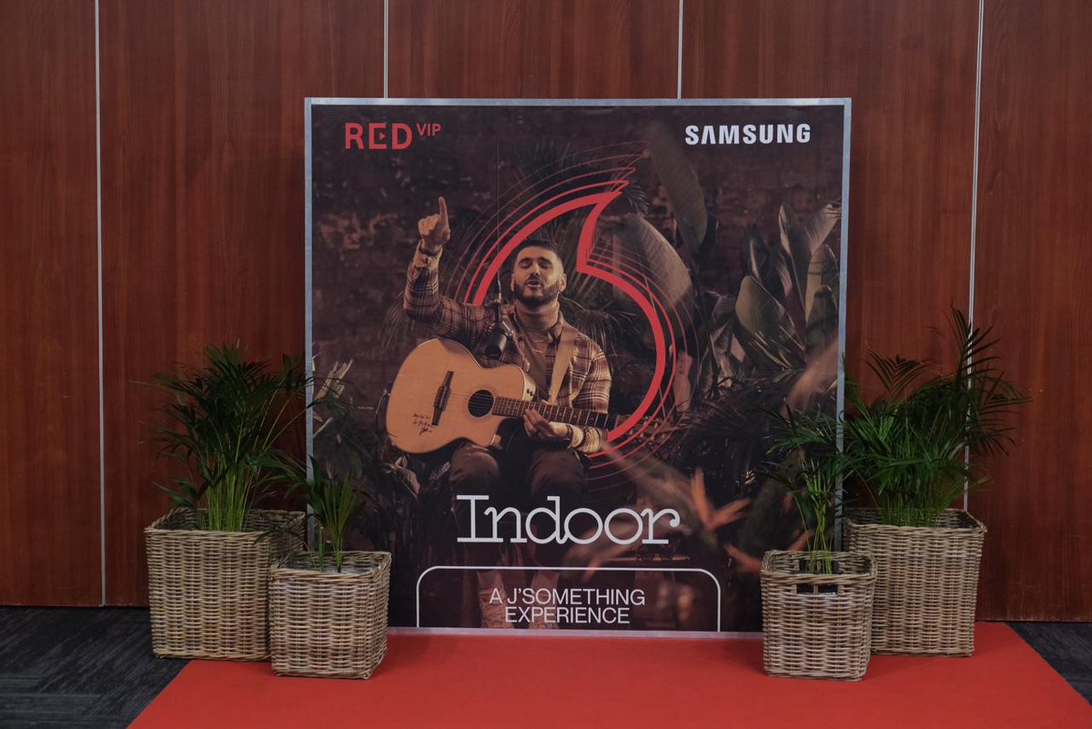 Vodacom's tweet photo. Bona! We are within💃 Nothing says VIP like exclusive access to your musical fave @jsomethingmusic, courtesy of #VodacomRED 🤩
#SwitchToRED for exclusive vibes like this!
Don't say we didn't put you on 😉
#IndoorWithJSomething https://t.co/64e1ZpeSqv