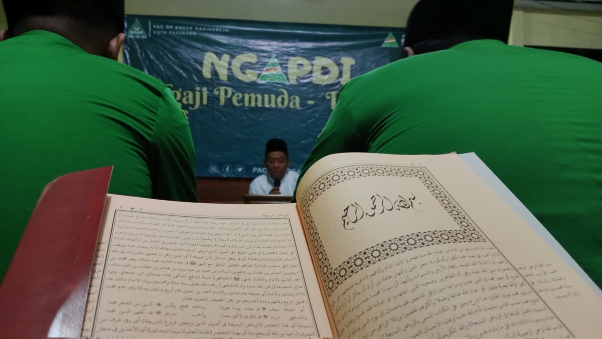AnsorGading's tweet photo. Kegiatan rutin PAC GP Ansor Gadingrejo di awali dengan zawali (ziarah wali) di makam Mbah Mujahid di lanjutkan dengan NGAPDI (Ngaji Pemuda Pemudi) ngaji Kitab Riyadul Badi'ah di akhiri dengan ngopi bareng bersama sahabat PC GP ansor Kopas
#ansorkopas
#ansorjatim
#syafiqsyauqi https://t.co/RvTzrK9NDL