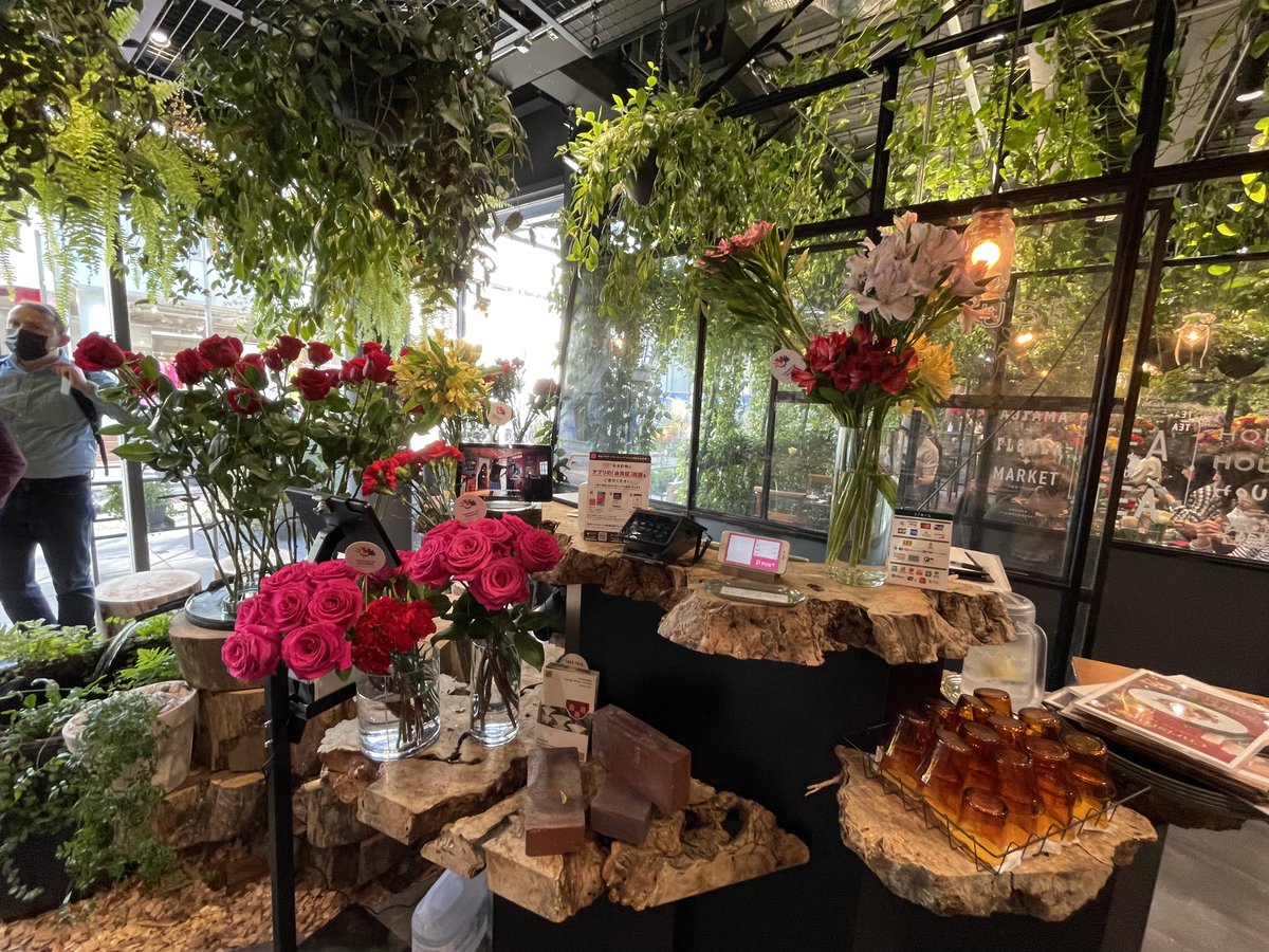 PROCOLOMBIACO's tweet photo. #OrigenColombiano | Exhibiciones y talleres de flores, en Aoyama Flower Market y su Tea House, fueron algunas de las actividades que se realizaron en el marco de la actividad "Reconnect Flowers of @Colombia 🇨🇴", en Japón 🇯🇵 @asocolflores @JulianaVillegas @andrescrtg @juancagomeza https://t.co/wuoUnr2lf9