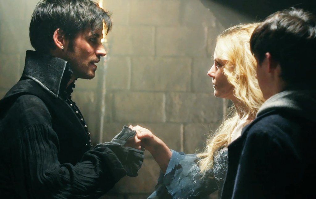 EnchantedSwans's tweet photo. ✨ CS Collection
CS 'hooking' hands | 4x22-23
💛💛💛
#captainswan #emmaswan #killianjones #jennifermorrison #colinodonoghue #onceuponatime #ouats4 #cscollection #csholdinghands #captainswanholdinghands https://t.co/gSi6lluJKW