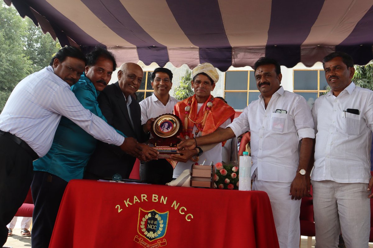 Unity_flame_run's tweet photo. The flag-in of #day13 was done at Prashasthi International college on Hosur Road by 2 Kar Bn. The flame has been handed over from Tamil Nadu to Karnataka by Hon'ble Mayor of Hosur, Mr. S A Sathya. 650/3000 kms done.
#unityflamerun
#EkBharatShresthBharat 
@HQ_DG_NCC 
@Gen_VKSingh https://t.co/sXGGwfcz6F