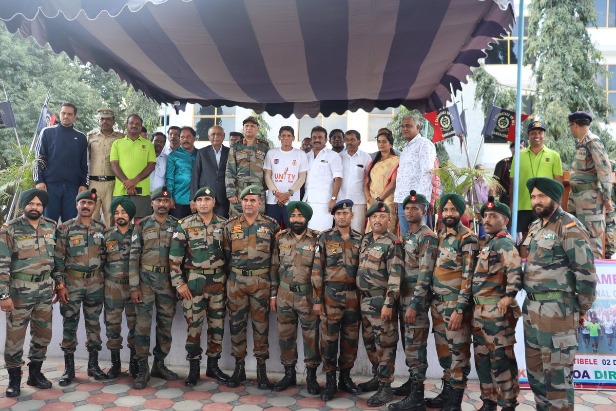Unity_flame_run's tweet photo. The flag-in of #day13 was done at Prashasthi International college on Hosur Road by 2 Kar Bn. The flame has been handed over from Tamil Nadu to Karnataka by Hon'ble Mayor of Hosur, Mr. S A Sathya. 650/3000 kms done.
#unityflamerun
#EkBharatShresthBharat 
@HQ_DG_NCC 
@Gen_VKSingh https://t.co/sXGGwfcz6F