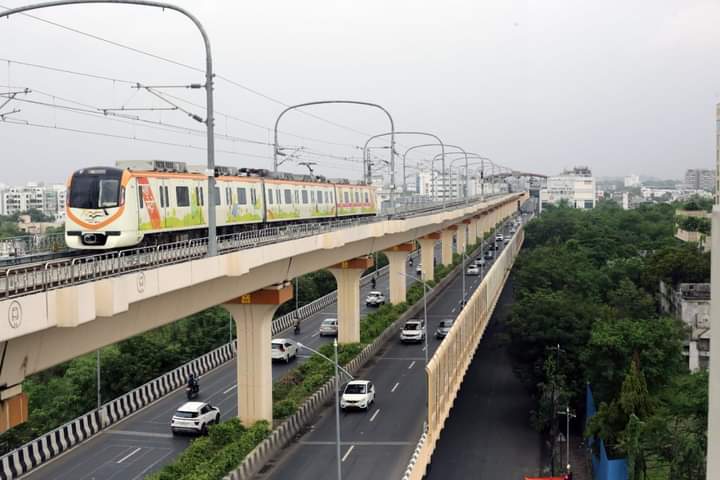 MetroRailNagpur's tweet photo. • Maha Metro Wardha Road Double Decker Via-duct Features in #GuinnessWorldRecords 

• Longest Double Decker Via-duct in Metro Category Across World

Read Details on -
https://t.co/F41ik7vhc3

#NagpurMetro #Infrastructure  #transformationjourney #RecordWinner #TransformingNagpur https://t.co/gIJAti3n0E