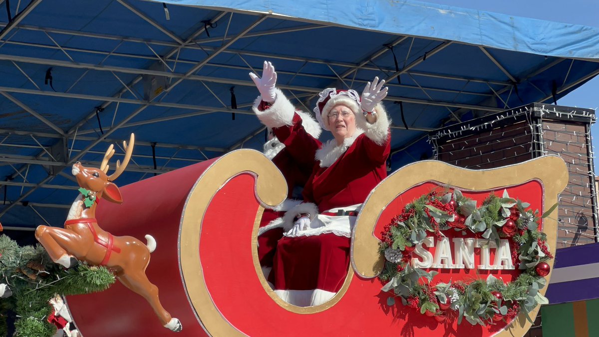 NorthPoleOffcl's tweet photo. The Mrs. And I really enjoyed riding in the Winter Garden Christmas Parade this morning. Thankful for my air conditioned suit! https://t.co/lPmymKSRty