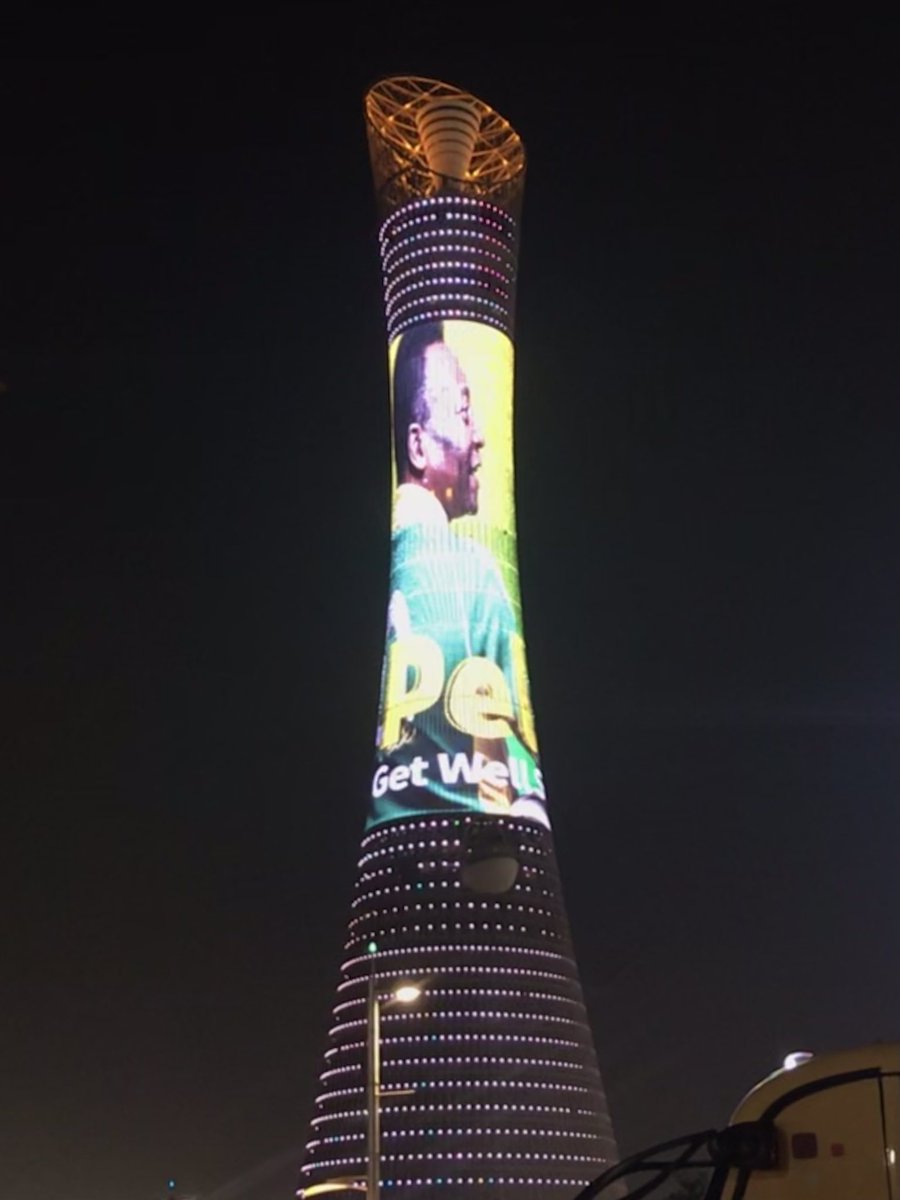 MaderSid's tweet photo. Der Aspire Tower („The Torch“, die Fackel) am WM-Stadion Khalifa International in ar-Rayyan leuchtet für den Größten. #Pelé 🐐@SID_Sportnews https://t.co/BTZMr6hQWy