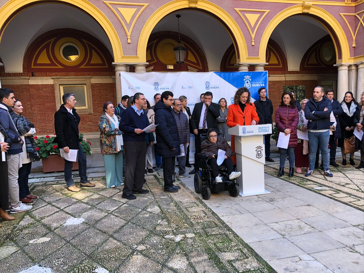 FEAFESHUELVA's tweet photo. Con motivo del #DiaInternacionalDeLasPersonasConDiscapacidad, #FEAFES #Huelva ha participado en la lectura del #Manifiesto sobre la #Discapacidad, celebrado en el @AytoHuelva. Gracias al Ayuntamiento por su implicación y ayuda al colectivo.💚
#asociacionismo #ong #TercerSector https://t.co/8ECO1JvY34