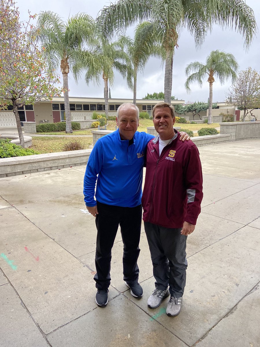 coachjb21's tweet image. Appreciate UCLA Coach Clancy Pendergast visiting SIMI Valley football this week!