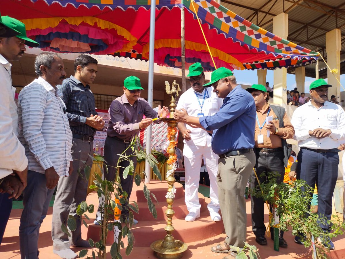 ZPVijayanagara's tweet photo. #ZPVijayanagara CEO Sir ರವರು ಹೂವಿನಹಡಗಲಿ ತಾಲೂಕು ಕ್ರೀಡಾಂಗಣದಲ್ಲಿ ತಾಲೂಕು ಮಟ್ಟದ #ಗ್ರಾಮೀಣ_ಕ್ರೀಡಾಕೂಟಕ್ಕೆ ಚಾಲನೆ ನೀಡಿದರು. https://t.co/1g8JxpMTEf