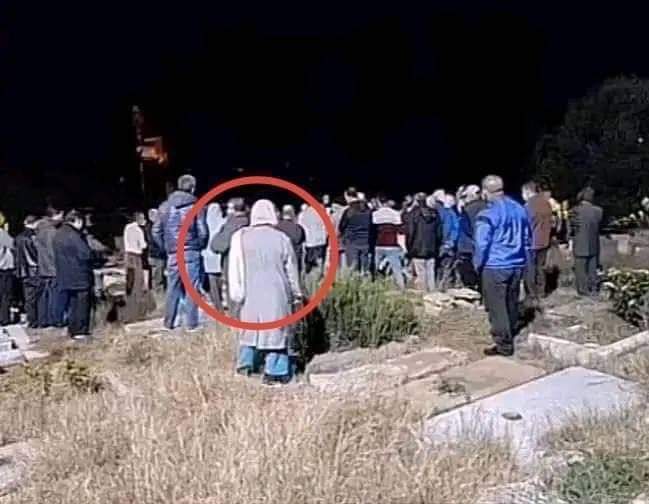 أصرت المرأة على الذهاب مع جنازة شقيقها .. بعد دفنه قالت بصوت عال أمام كل الحاضرين: 

اللهم إن هذا بين يديك الآن ، وأنت أيضا عدل وملك ، أرجو منك أن تحرمه من رحمتك لأنه حرمني.  من ميراث والدي لمدة 30 عامًا ".