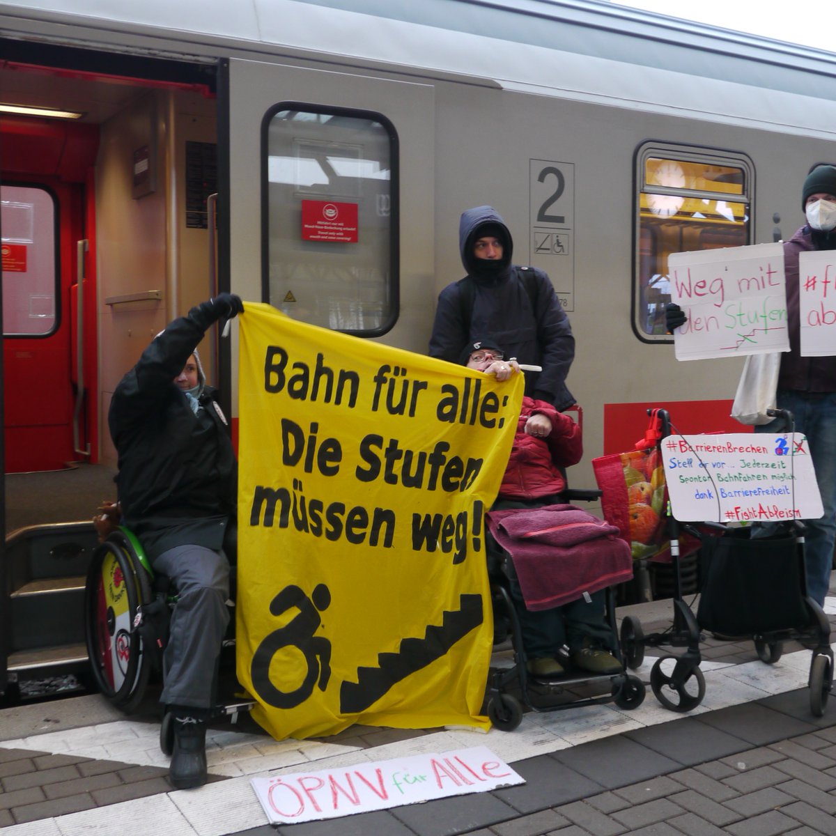 Stell dir vor... Jederzeit Spontan Bahnfahren. Möglich Dank #Barrierefreiheit
'Die Stufen müssen weg' 'Wir wollen spontan reisen'
Protestaktion von '#Lüneburg barrierefrei' am Bhf
#BarrierenBrechen #FightAbleism
#Bahn #BarriereBahn #InternationalerTagDerMenschenMitBehinderung