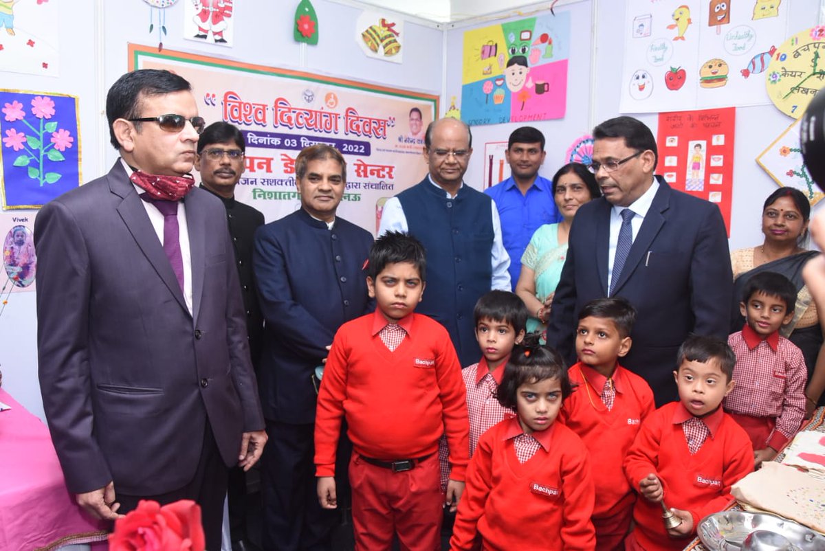 विश्व दिव्यांग दिवस के अवसर पर राज्य स्तरीय पुरस्कार वितरण समारोह का आयोजन किया गया इस अवसर पर मुख्य अतिथि श्री नरेंद्र कश्यप मा० राज्य मंत्री पिछड़ा वर्ग कल्याण एवं दिव्यांगजन सशक्तिकरण विभाग उ०प्र० द्वारा राज्य स्तरीय पुरस्कार विजेताओं को सम्मानित किया गया।