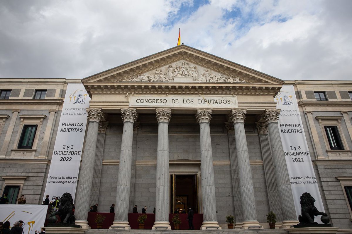 Congreso_Es's tweet photo. La Puerta de los Leones 🦁 está recibiendo a los últimos visitantes 🚶‍♀️🚶‍♂️ de estas 25 Jornadas de #PuertasAbiertas22. 📸 Os dejamos algunas instantáneas de este segundo día. 👇 https://t.co/Fhdsjdlmyn