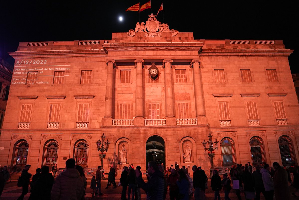 bcn_ajuntament's tweet image. 🧡 Reivindiquem el lideratge de les persones amb discapacitat a la nostra ciutat i treballem per garantir la seva inclusió.

🟠 Avui il·luminem la façana de l'Ajuntament de color taronja per commemorar el Dia Internacional de les Persones amb Discapacitat.

#DIPD2022