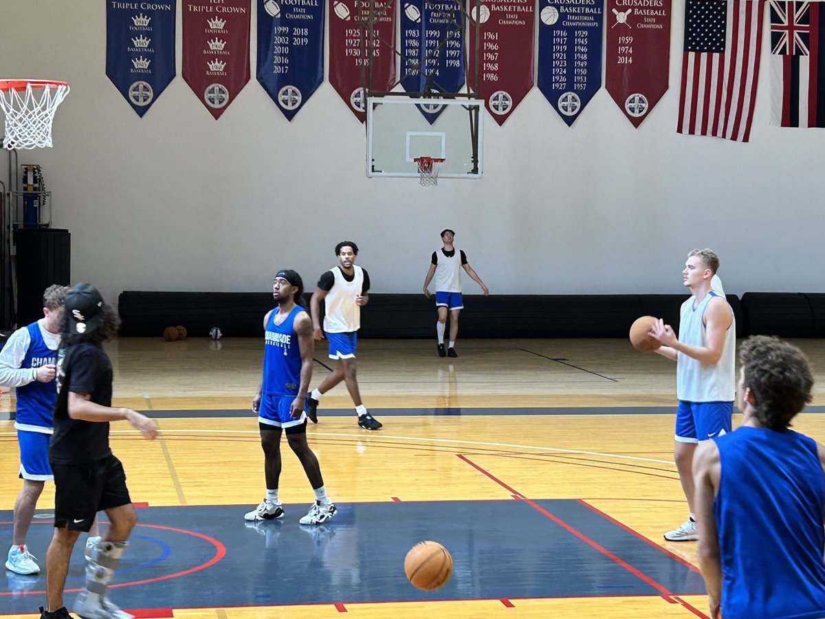 AliamanuMiddle's tweet image. Thank Coach Bovaird of Chaminade Basketball for giving our students a learning opportunity they will never forget. Another amazing opportunity to work on their Charisma, Poise under pressure, Confidence, and Eye Contact. Thank you for this unforgettable experience. Go Panthers.