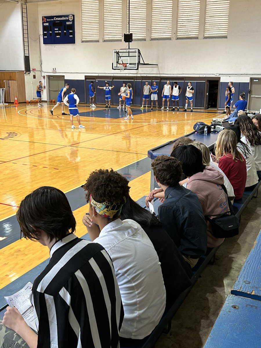 AliamanuMiddle's tweet image. Thank Coach Bovaird of Chaminade Basketball for giving our students a learning opportunity they will never forget. Another amazing opportunity to work on their Charisma, Poise under pressure, Confidence, and Eye Contact. Thank you for this unforgettable experience. Go Panthers.