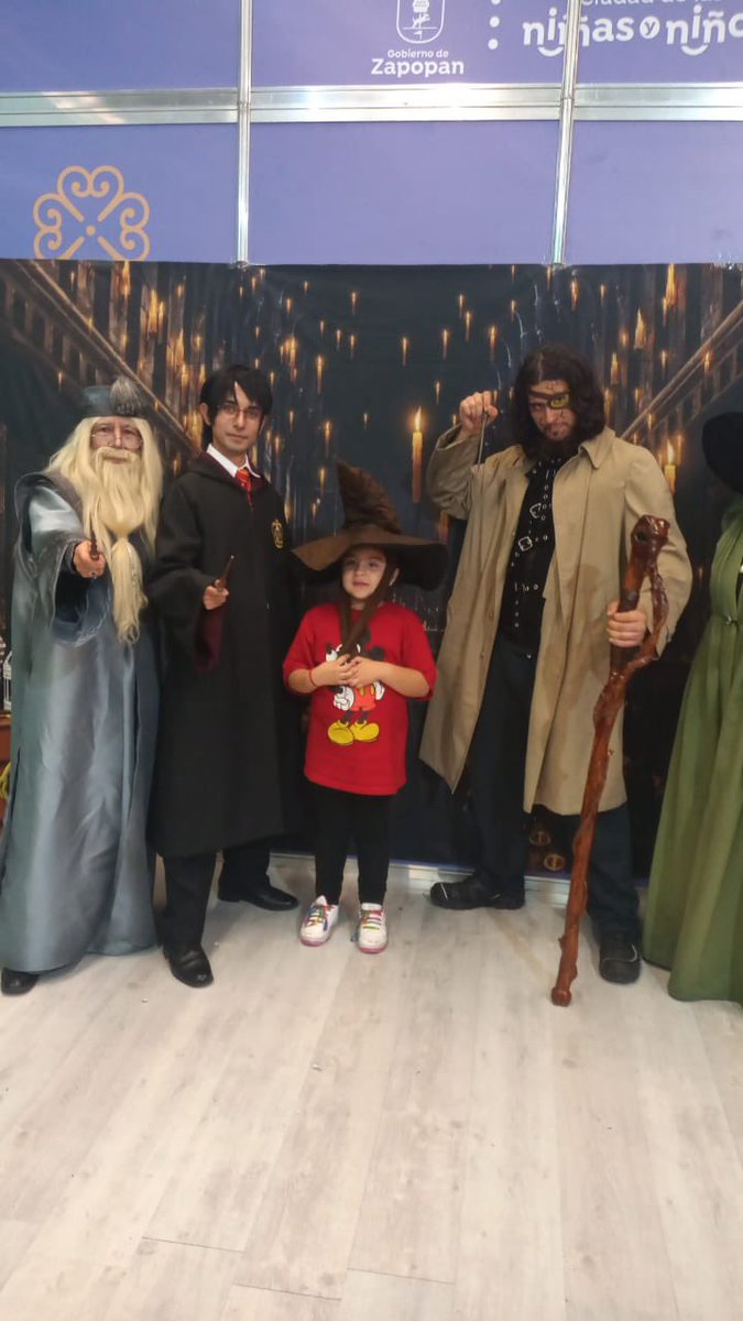 freddacruzv13's tweet photo. Creo que mi hija disfruto más la @FILGuadalajara qué yo 😅. https://t.co/HSNlx5a3LI