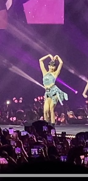 SarahKayy_15's tweet photo. #ApologizeToLisa She works extremely hard for her success and shouldn’t have to be bullied for that. Blinks love you Lisa💓 https://t.co/IkbO5mViEB