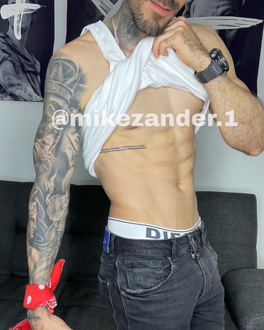 Natilla y bu&ntilde;uelos o que??🎅🏻🎄 https://t.co/zdGu1Lam3N<a href="/tag/mvsales"class="tags"><span>#mvsales</span></a><a href="/tag/mvgayboys"class="tags"><span>#mvgayboys</span></a>