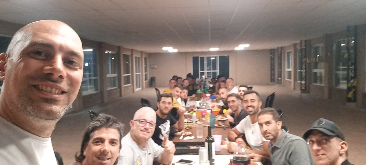 ¡El Fútbol Amateur cerró el año! 🌓

Los cuerpos técnicos de Juveniles e Infantiles jugaron un partido y comieron un asado para culminar este 2️⃣0️⃣2️⃣2️⃣ exitoso.

Felicitaciones a todos por el trabajo realizado y a #SeguirCreciendo junto a nuestros chicos. 💛🖤

<a href="/SABADOGOL/">SABADOGOL</a>
