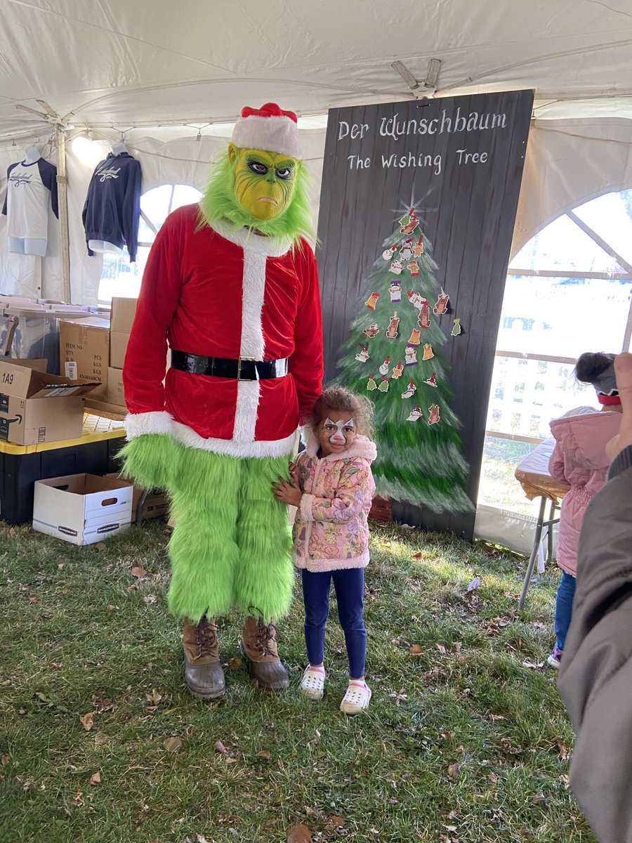 What is the Grinch doing at Weihnachtsmarkt?!!