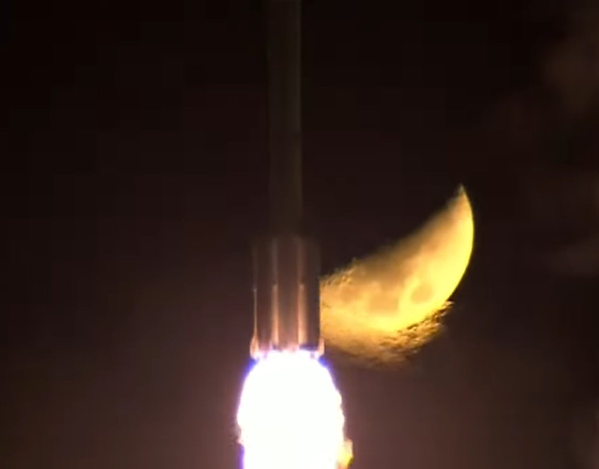 therocketera's tweet photo. Beautiful shot of Chinese 'CZ-2F' Rocket (Long March) while 
taking Shenzhou-15 capsule to Chinese Space Station (TSS).
#China #RocketLaunch https://t.co/qTRGVp5gFs