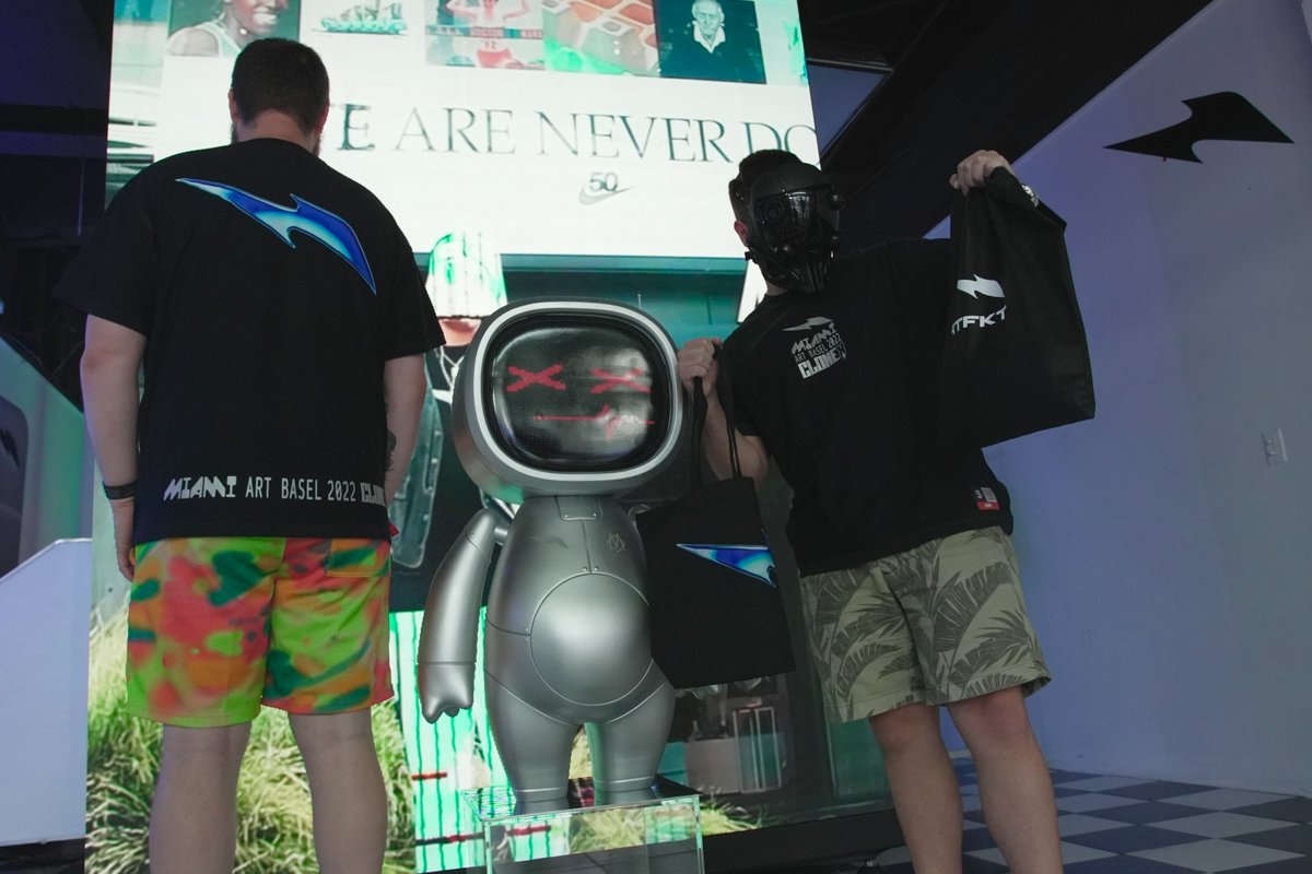 ycxczc's tweet photo. For those at Art Basel Miami - Surprise Drop 🐬 at our Clone X store is now live.

@RTFKT Dolphin Blade, Art Basel drip, inverted design, high quality garment, NFC-enabled.. it's not just merch.

Claim either by
- Clones who have ethpass (222 reserved)
- Public giveaway (fcfs) https://t.co/4dSIZfNoYI
