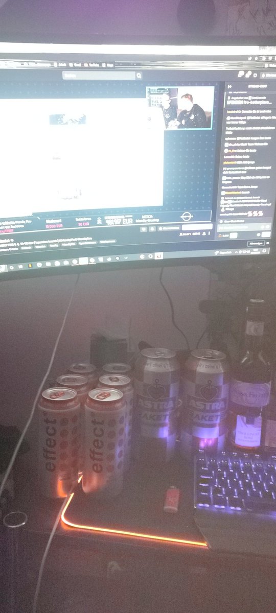 Leider sitz ich hier noch im alten merch der vorherigen #friendlyfire, da der neue noch nicht da ist :( aber ich bin mit eingedeckt mit Energy, Bier und Wein um #FriendlyFire8 zu schauen 🧡