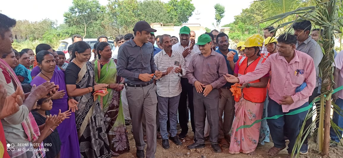 ZPVijayanagara's tweet photo. #ZPVijayanagara ಮಾನ್ಯ CEO Sir ರವರು ಹಡಗಲಿ ತಾ. ಇಟಗಿ ಗ್ರಾ.ಪಂ.ಯ ಇಟಗಿ ಗ್ರಾಮದಲ್ಲಿ #ನರೇಗಾ & #ಎನ್_ಆರ್_ಎಲ್_ಎಮ್ ಯೋಜನೆಗಳಡಿ ಯಂತ್ರದ ಮೂಲಕ #Paver_block ತಯಾರಿಸುವ ಘಟಕಕ್ಕೆ ಚಾಲನೆ ನೀಡಿದರು.
@lkatheeq @shilpa_nag @readingkafka https://t.co/5ALvTx17WN