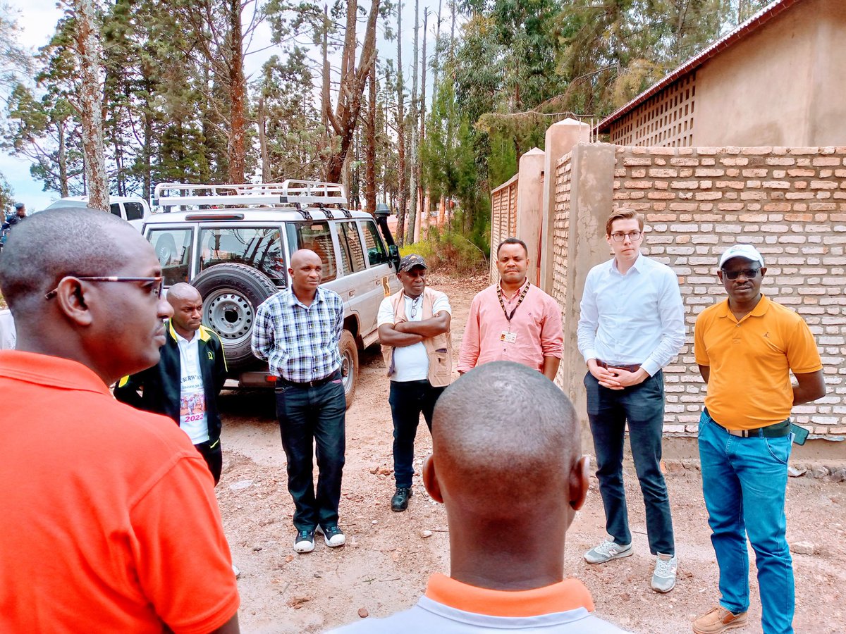 BuhumuzaProvinc's tweet photo. Une délégation de KFW accompagnée du Conseiller Gouverneur de @MuyingaProvince en charge du développement,des cadres de l'@AHAMR5,#DGEPA et du Gouverneur de @NgoziProvince a visité les travaux de l'AEP interprovinciale de #Musasa-#Muyange construite par le Projet #PEHAT de l'IRC. https://t.co/ZBQqO8KXFu
