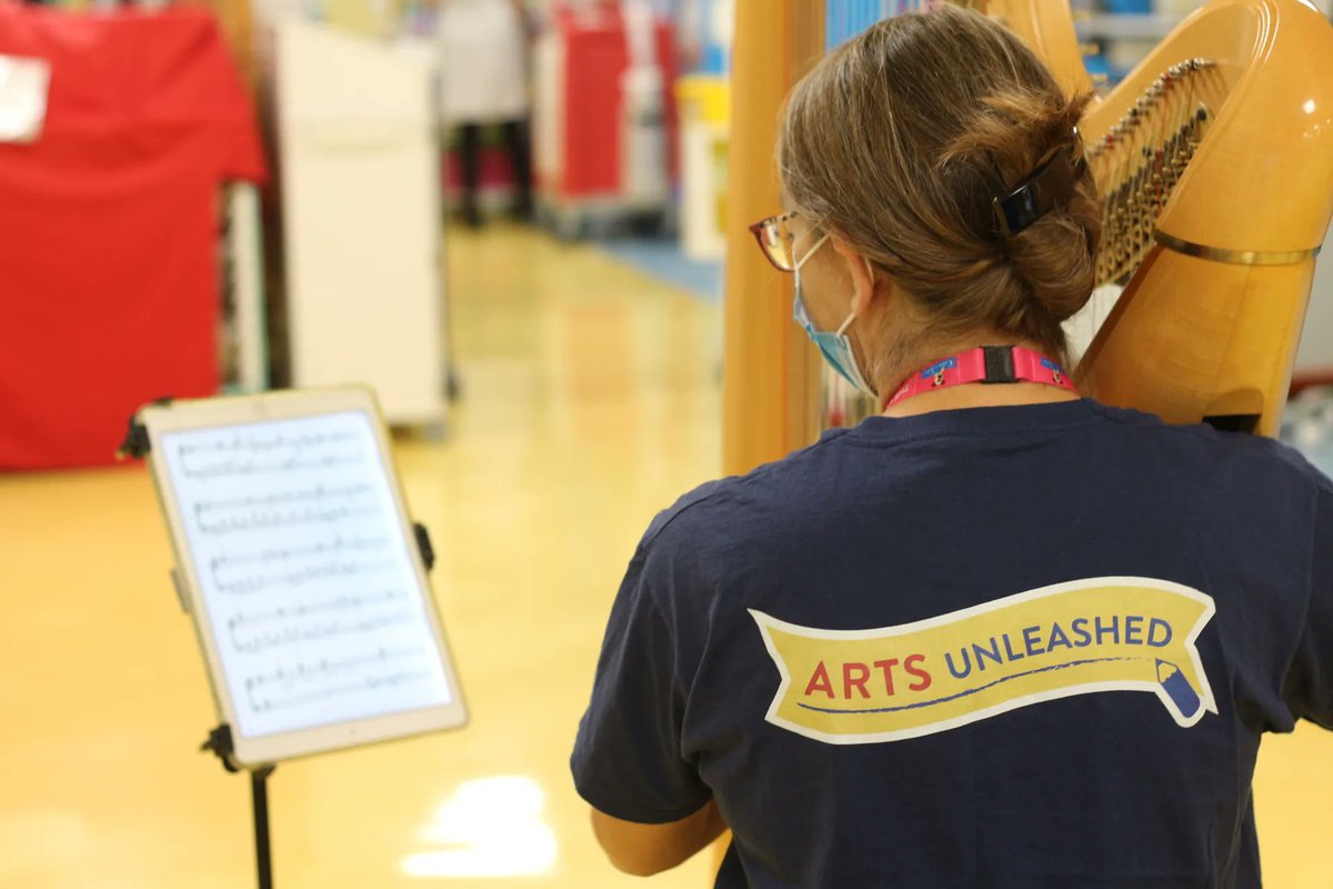 thegrandappeal's tweet image. Julia, harpist extraordinaire, visits every over Thursday and treats the patients and families in Bristol Children’s Hospital #PICU to gentle melodies. 💙 🎼 

She’s just one part of our #ArtsUnleashed programme – designed to distract and entertain patients and their families. 🌈