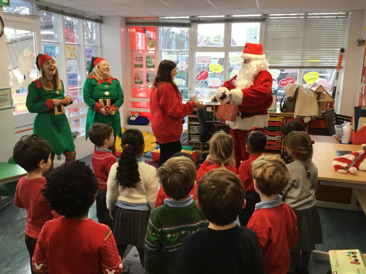 OakfieldPrep's tweet photo. That time when all the good children (and teachers) of Oakfield got a visit from Santa and his elves 🎅

#OakfieldPreprep #Christmas #Santa https://t.co/JayajqpVuA