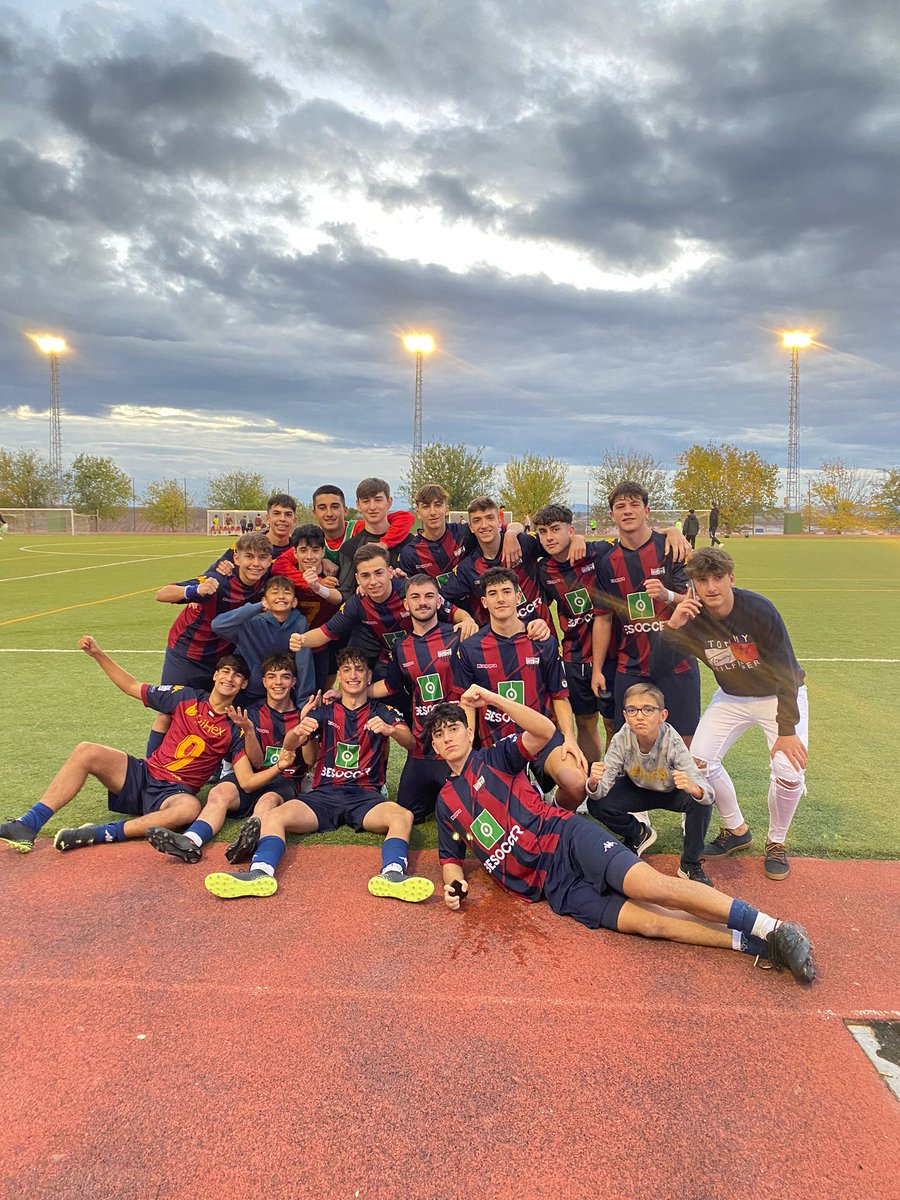 EIGabinete's tweet photo. 🔵🔴 CANTERA 🔵🔴 
🔝El juvenil recupera la senda de la victoria y vence al Mérida "B" por 3-1
⚽ Javi Gil,Rubén y Joel fueron los goleadores
🔜 La semana que viene duelo frente al Don Benito "B"
🚀 Líderes otra semana más https://t.co/r4KD1FjrW7