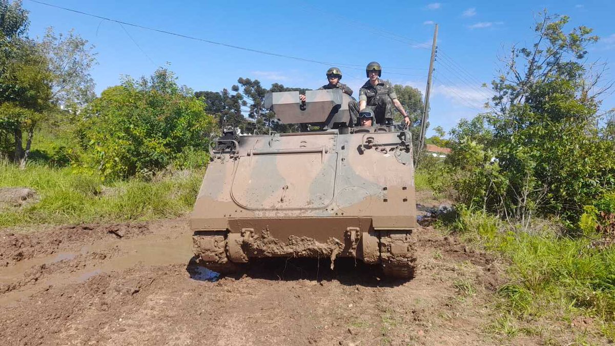 exercitooficial's tweet photo. 20º Batalhão de Infantaria Blindado, @CmdoCMS, capacita militares para condução de Viatura Blindada de Transporte de Pessoal M113-BR. A atividade visa aumentar a operacionalidade da força blindada do Exército Brasileiro.

#BraçoForte https://t.co/H9GajCYzFJ