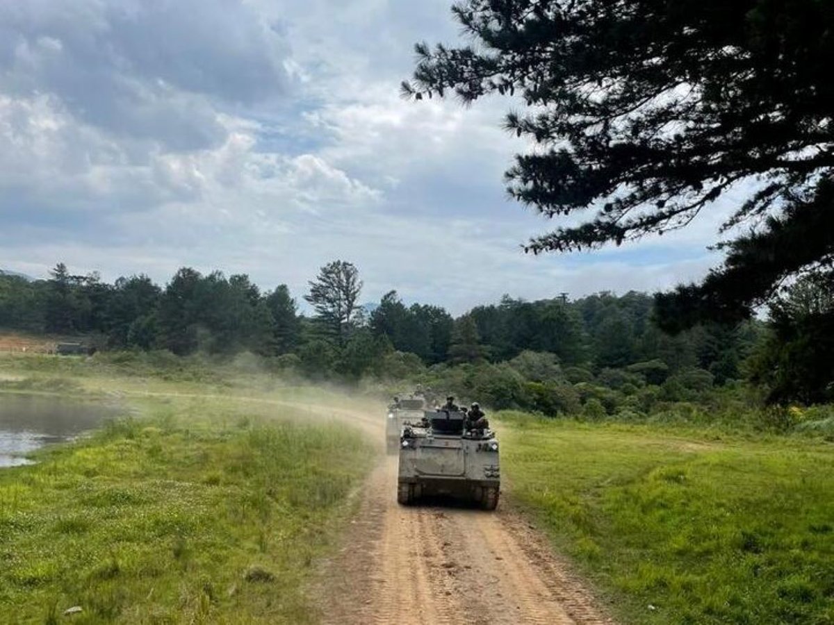 exercitooficial's tweet photo. 20º Batalhão de Infantaria Blindado, @CmdoCMS, capacita militares para condução de Viatura Blindada de Transporte de Pessoal M113-BR. A atividade visa aumentar a operacionalidade da força blindada do Exército Brasileiro.

#BraçoForte https://t.co/H9GajCYzFJ