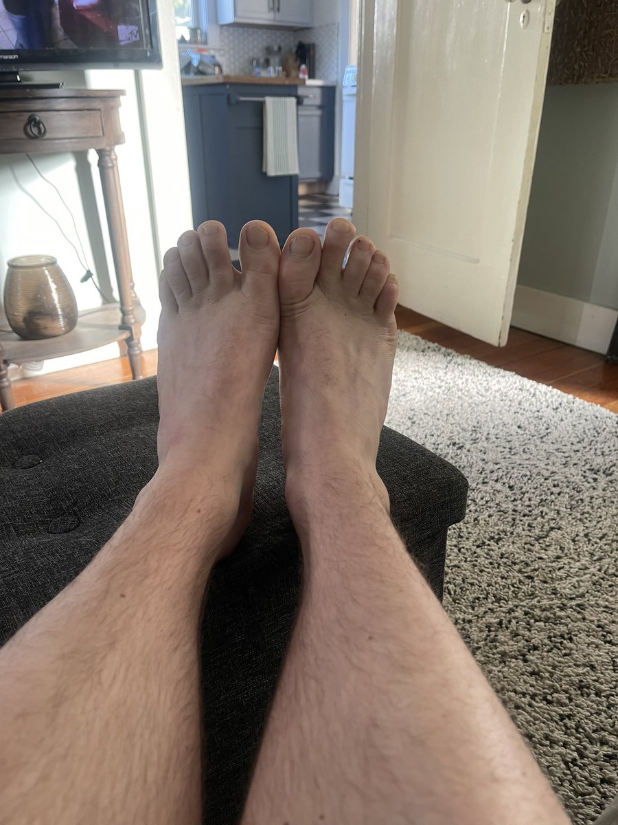 jfeetz15's tweet photo. Do we like a little hair on the feet? 🤫 https://t.co/e666cyf4XT