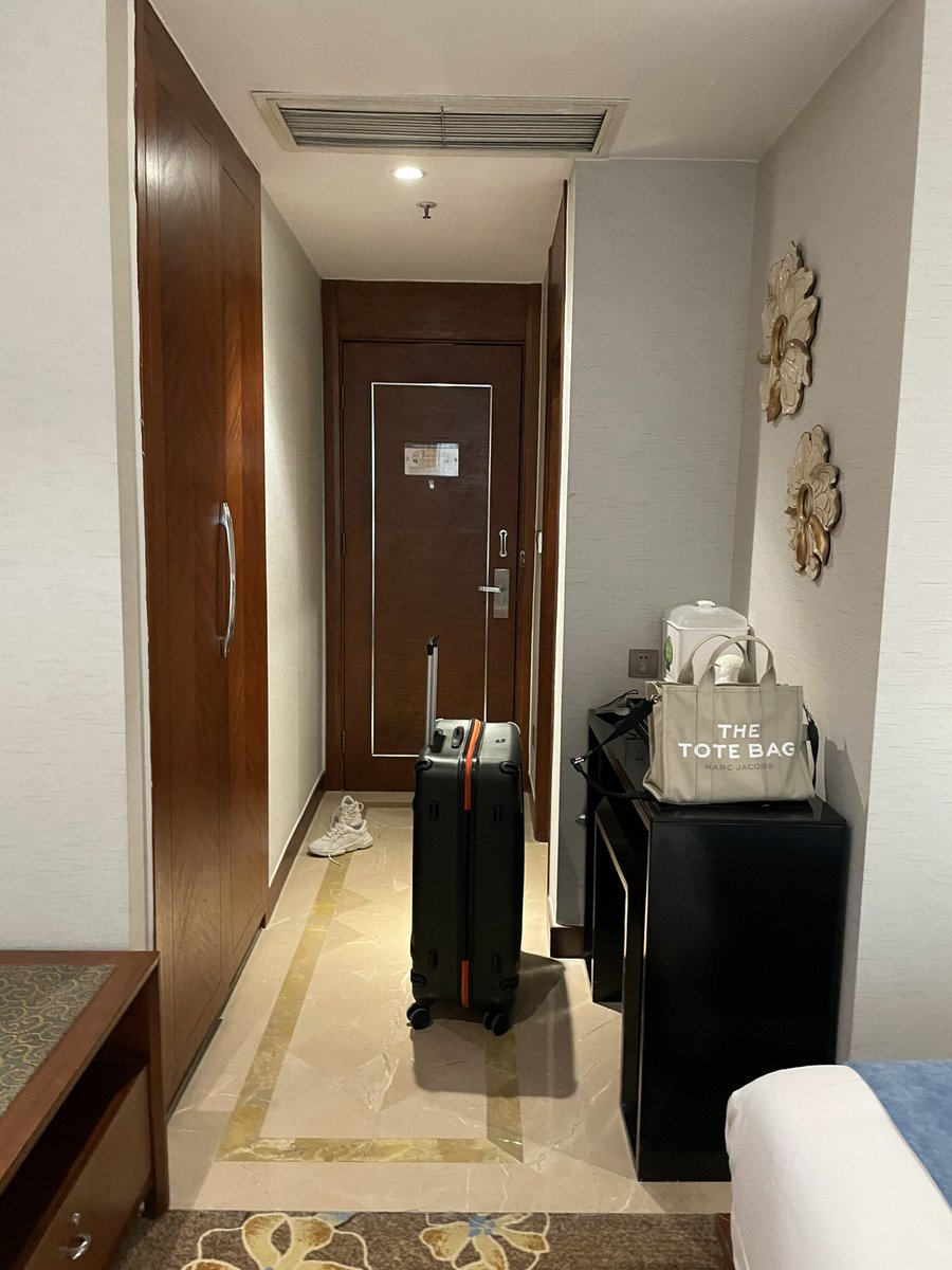 annanasyy's tweet photo. Quarantine in Chongqing. 400rmb a day including 3 meals. The food is bad tho. No possibility to order WaiMai. #takeUsBackToChina #China https://t.co/bKtiLoKksm