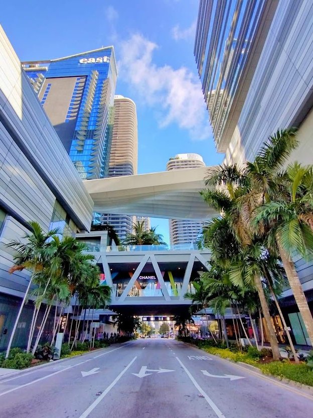 Miamiisyours's tweet photo. I am constantly grateful for getting to work in this amazing city!
#showingtime #mimai #brickell #downtown #realestate #realtor #paradise #luxury #luxurylifestyle #citylife https://t.co/qkOQe22RTP