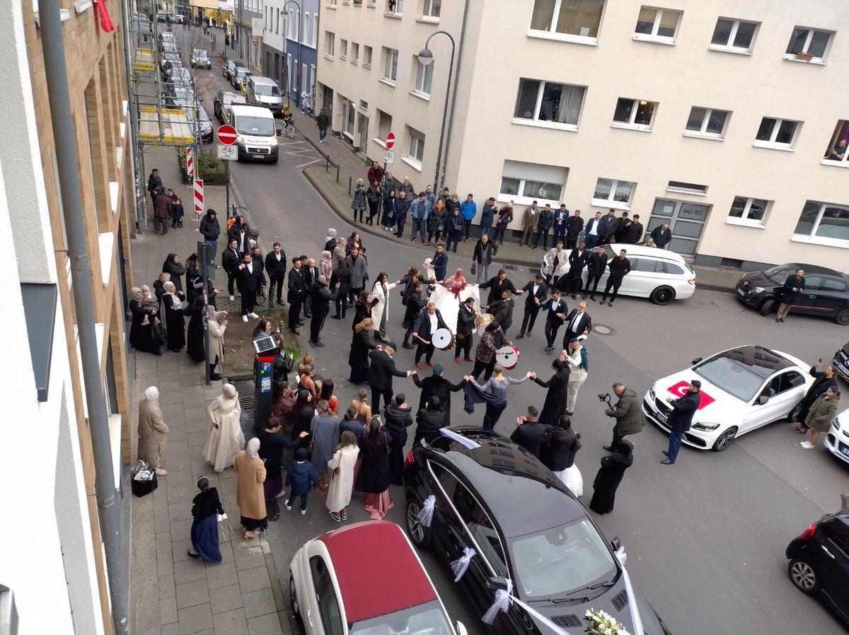 chfrank_cgn's tweet photo. Kölsche Huhzick

#Eigelstein #Musik #Hochzeit https://t.co/CIAYFCYzqn