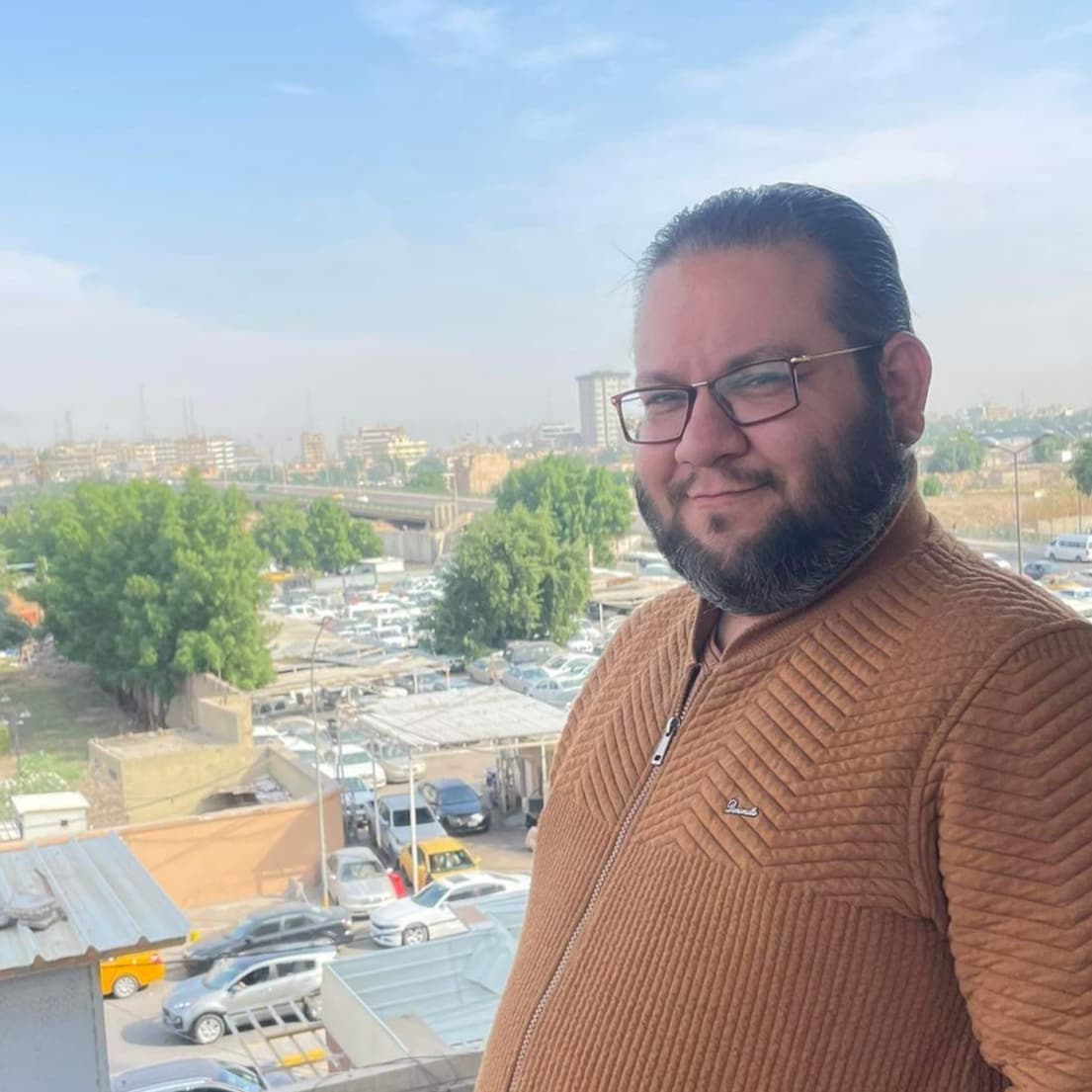 الثگل وجهـه ويـاي والـرايد يـروح
ياخذله ناگه الباب كل حيله مفتوح