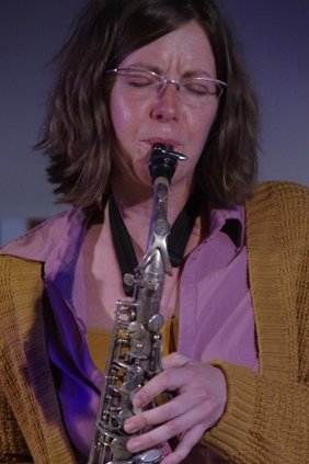 newjazzword's tweet image. #Expanding #boundaries but avoiding #atonality on #SixishPlateaus @ElasticRec #AlexFournier #bass ensures @StefanHegerat #drums @BeaLabikova (pic:#SOConnor) #sax #MichaelDavidson #vibes a.o.'s #improvisations fit his compositions Review: jazzword.com/reviews/triio/
#Toronto #freejazz